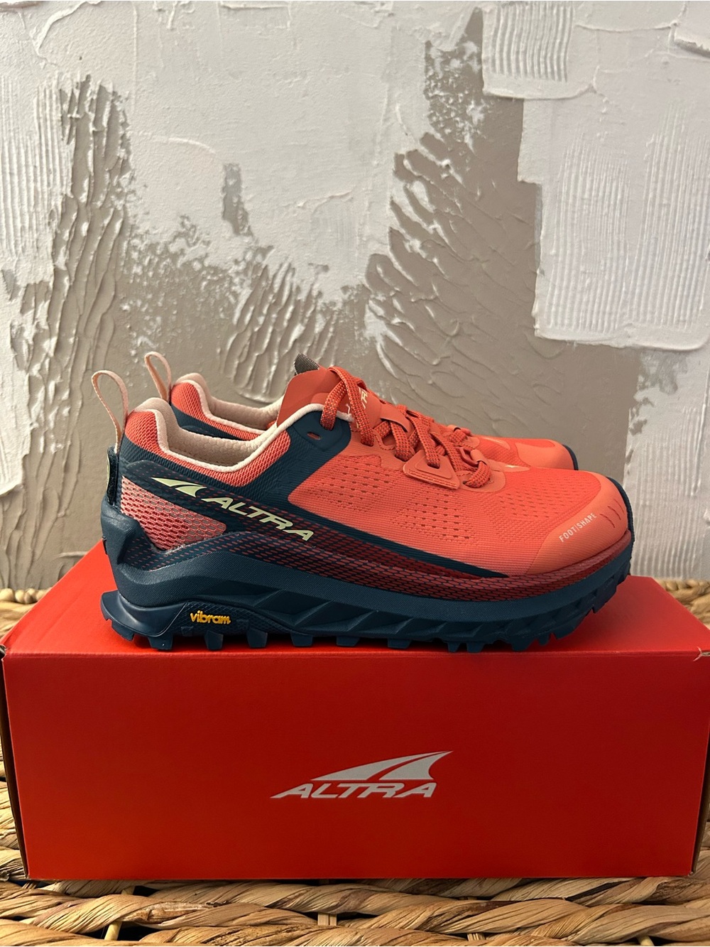 New Altra Women’s Olympus 4 Trail Sneakers - Coral and Navy size 6.5